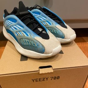 Yeezy 700 V3 “kiyanite” boys size 1
